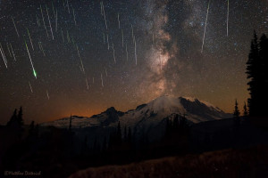 Imagine compozita a Perseidelor din 2015, in Parcul National Mount Rainier; Foto: Matt Dieterich