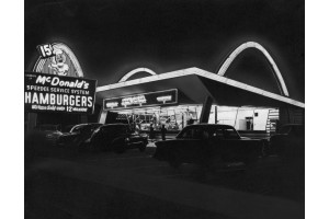 Primul restaurant de tip fast-food McDonalds, cu arcade luminate prin neon noaptea, Des Plaines, Illinois, 1955