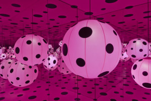 Yayoi Kusama, Obsesia pentru puncte - Dragostea transformata in puncte (2007) la Muzeul Hirshhorn si Gradina Sculpturii. Foto: Ota Fine Arts, Cathy Carver