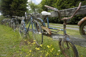 Biciclete de moda veche decoreaza acest gard din lemn din Inglewood, New Plymouth