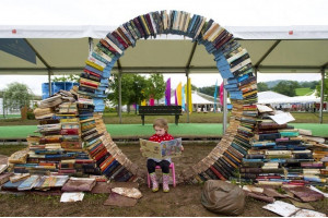 Un tanar cititor la Festivalul Hay din Hay-on-Wye, Tara Galilor Foto: necunoscut