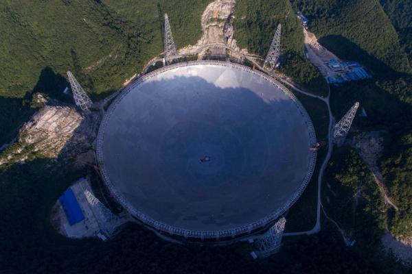 China finalizează cel mai mare telescop radio din lume
