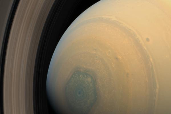 Furtuna hexagonală de pe Saturn îşi schimbă culoarea