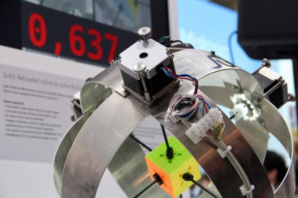 Un robot rezolvă cubul rubik în 0.637 de secunde