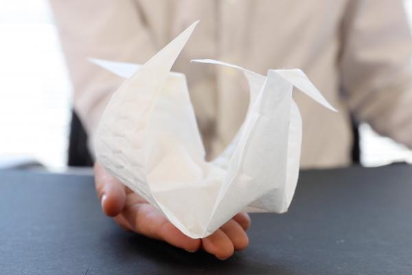 Colile aeromorfe gonflabile se autoîmpăturesc în figuri origami complexe