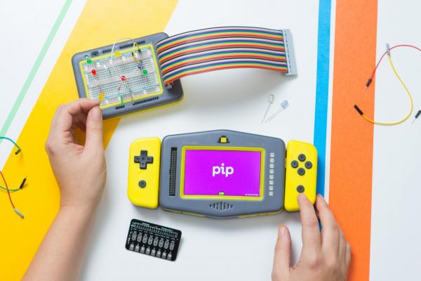 Consola portabilă de jocuri care învaţă copiii limbajul programării